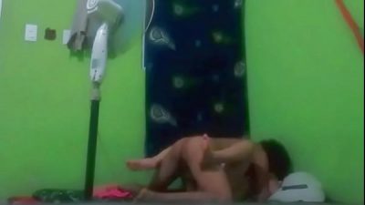 Dándole duro a novia de hermoso cuerpo se los dejo ir por el culo al final