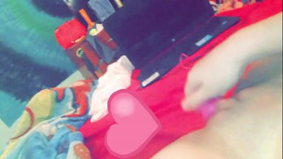 Jovencita dedeandose con un consolador