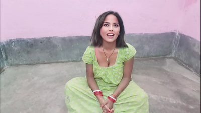 Khet ghumne gai makan malkin ko majdur ke Bete ne pela karte huye aunty uncal ke sath Indian desi bhabhi hindi