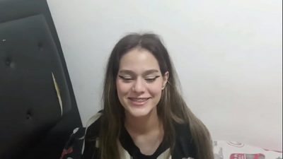 Me encuentro a la zorra de mi hermanastra atrapada en posición de perrito y me la follo